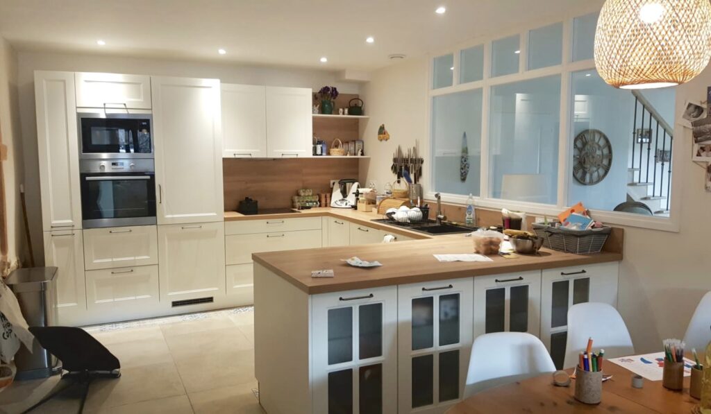 Cuisine sur mesure haut de gamme avec rangements intégrés